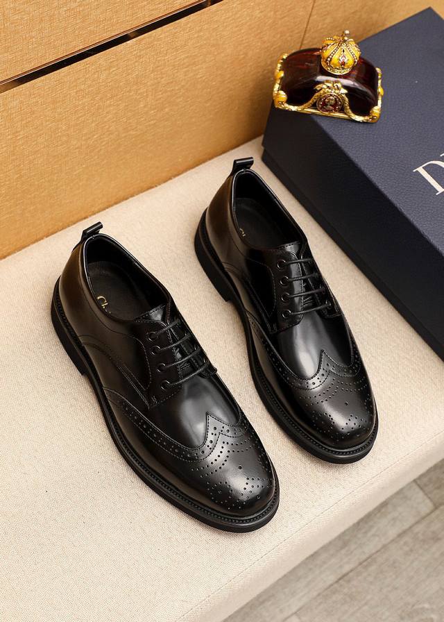 商品商标：Dior 迪奥 商务皮鞋 正码码数: 39-44 38.45订做 商品材料：精选 意大利进口头层开边珠牛皮鞋面，进口水染牛皮内里。强烈立体视觉效果，原