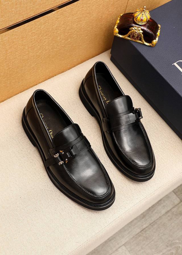 商品商标：Dior 迪奥 休闲皮鞋 正码码数: 39-44 38.45订做 商品材料：精选 意大利进口头层小牛皮鞋面+经典五金扣，进口水染牛皮内里。强烈立体视觉