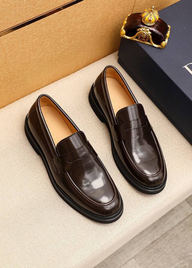 商品商标：Dior 迪奥 休闲皮鞋 正码码数: 39-44 38.45订做 商品材料：精选 意大利进口头层开边珠牛皮鞋面，进口水染牛皮内里。强烈立体视觉效果，原