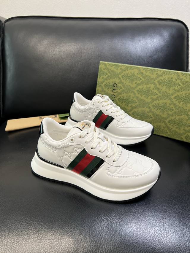 Gucci 高品质 顶级工艺品 古奇 专柜新款原厂配置，意大利进口牛皮搭配印花面料，进口牛皮内里垫，透气舒适，鞋底：原厂特供原版底超级舒适，原厂跟单货高品质，欢