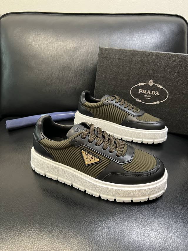 Prada 高品质 顶级工艺品，普拉达 专柜同步，原厂配置意大利进口牛皮面料，进口牛皮内里垫，透气舒适，鞋底：原厂特供原版底，原厂跟单货 高品质 欢迎对比，码数