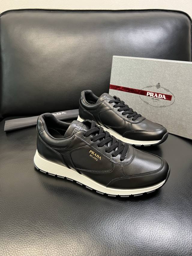 Prada 高品质 顶级工艺品 普拉达 专柜新款，原厂配置意大利进口牛皮面料，高品质复杂拼接工艺，进口牛里皮鞋垫，网里透气舒适，鞋底：原厂特供原版底，原厂跟单货