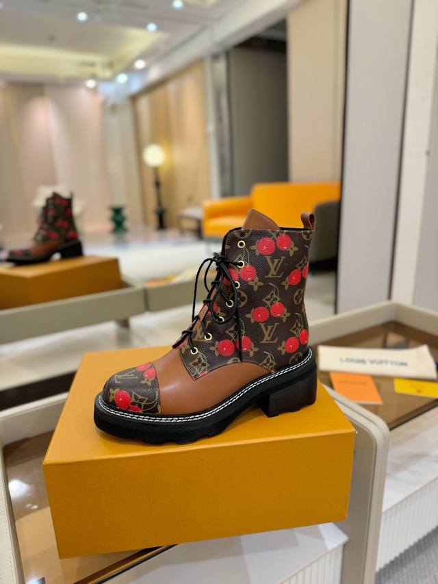 价格P： 2025 短靴 驴牌 巴黎代购款独家 新款顶级版本 质量超级美爆。原版开模 原版扣开模 附带原版 Logo 超级炫美 一眼看上去就高端大气上档次，让你