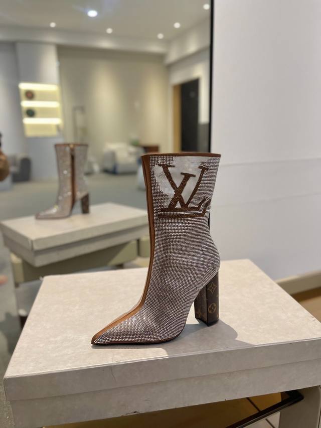 价格P： 最新短靴 驴牌 巴黎代购款独家 新款顶级版本 质量超级美爆。原版开模 原版扣开模 附带原版 Logo 超级炫美 一眼看上去就高端大气上档次，让你齁的柱