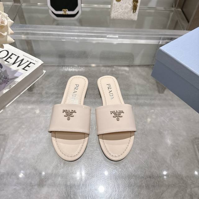2025 Prada最新爆款拖鞋 工厂P价P 性价比版本 采用顶级牛漆皮料做材料 配上通勤率极高的真皮大底 一款不需要小心呵护的夏日必备单品 码数35-40M标