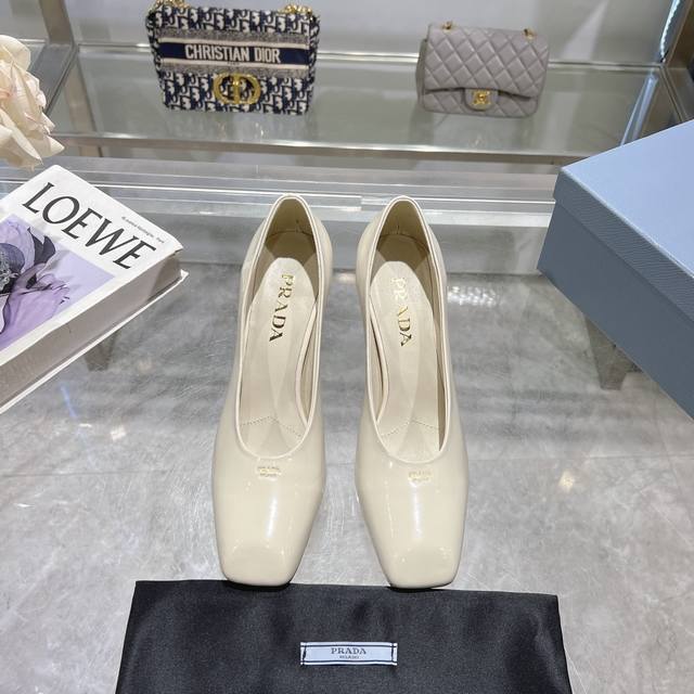 工厂P价P ，25年新款上市走秀明星新品时尚潮流 Prada 普拉达 方头高跟方跟粗跟凉鞋后空单鞋。鞋面采用进口牛漆皮，内里垫脚为进口羊皮，意大利注塑真皮大底。