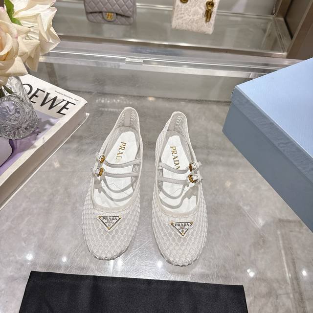 Prada 普拉达2025Ss春夏新品 闪亮登场 玛丽珍平底芭蕾舞鞋 柔软舒适 ，小红书各大博主推荐，妥妥的学院风通勤1-1开发 圆头金色三角标扣 出厂价P 面