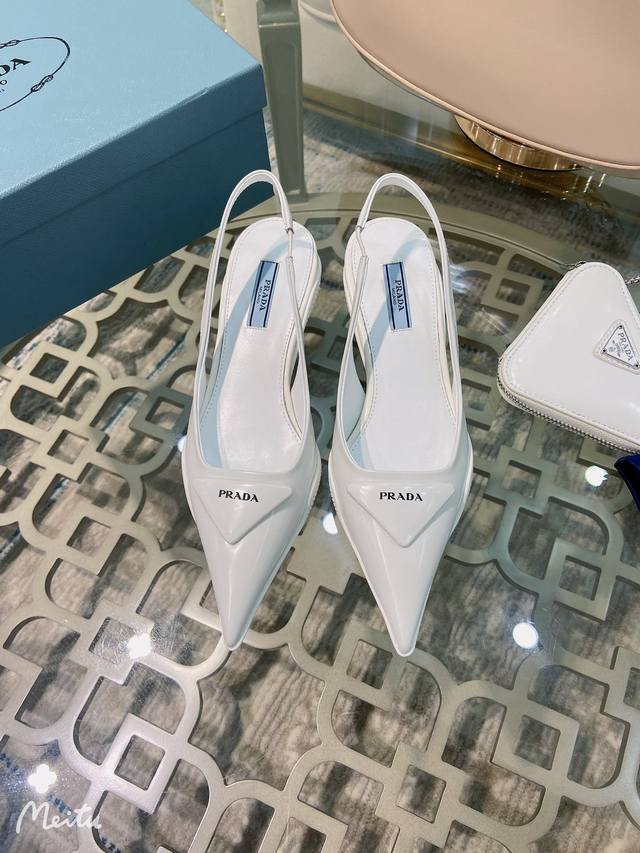出厂价Ppp Prada 221普拉达春夏新品，实力来袭！当红巨星金晨同款凉鞋，时髦百搭Nice单品，意大利专柜代购原版鞋开发，1比1照足原味复刻。今年的主题就