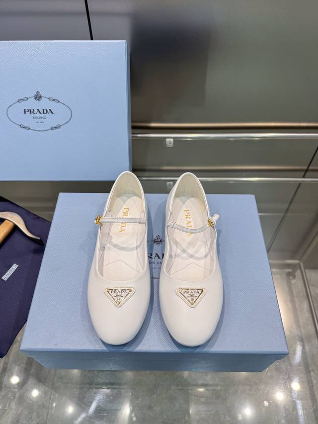 Prada 普拉达 Ss春夏新品 闪亮登场 玛丽珍平底芭蕾舞鞋 柔软舒适 ，小红书各大博主推荐，妥妥的学院风通勤1-1开发 圆头金色三角标扣 出厂价P 面料 ：
