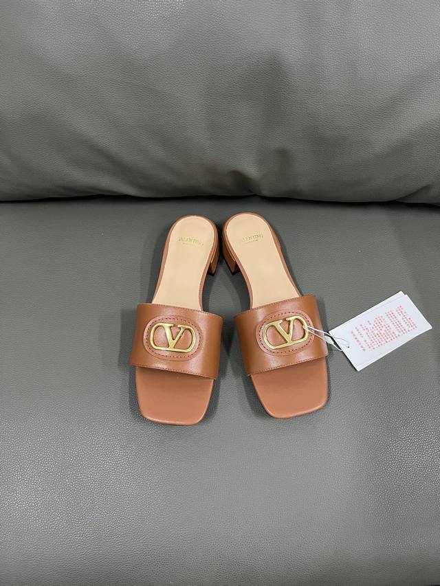 代购级别 Va*Le*Tino 华*天*早春新款新V扣平底拖鞋， 专柜原版购入1:1复刻，绝对高品质，欢迎对比 1鞋面:顶级小牛皮 2内里:混种羊皮 3五金扣: