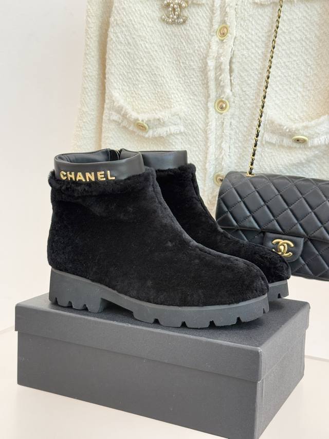 厂价 Chane*｜小香经典字母毛毛短靴 当经典标识邂逅暖糯触感 以标志性设计重构冬日格调 成为衣橱里的“氛围感利器” 靴口醒目的字母标识彰显品牌基因 如同行走