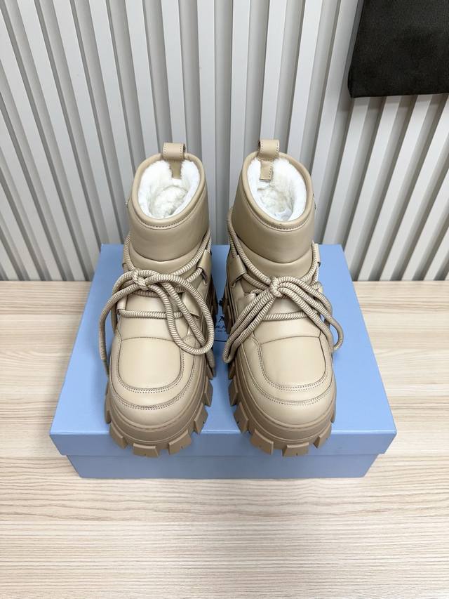出厂 顶级版本 Prada 普拉达 滑雪靴 雪地靴 24秋冬最新款雪地靴！羊毛领口上下呼应设计！勾勒出普拉达品牌Logo 凸显高端大气 ！采用澳洲进口羊皮毛内里