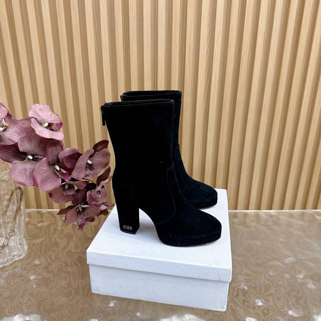 Dior 迪奥 223 2025秋冬新款 英伦风短靴 长靴系列，谁不想拥有一双酷帅的英伦风靴子 专柜主打新款 马丁英伦风硬货上新 羊京 牛皮 代购级别！高级感十