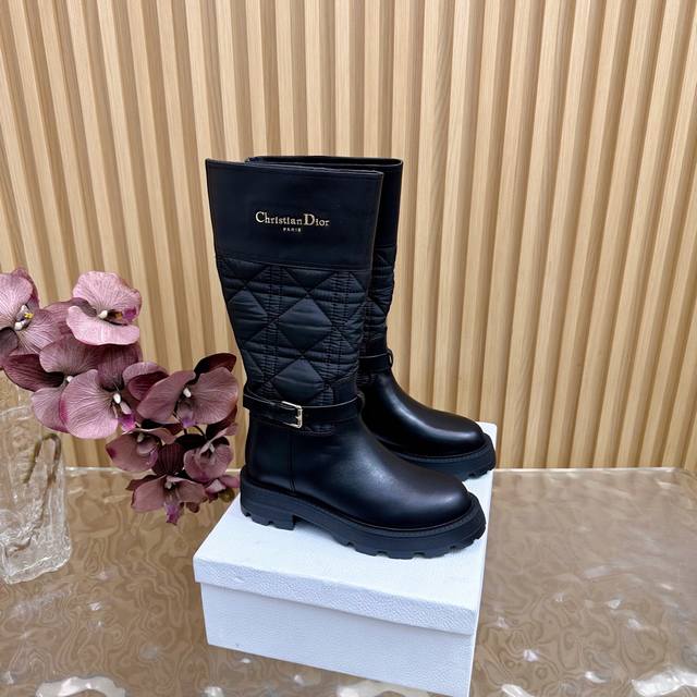 顶部版本专柜同步更新 Dior2025 秋冬 菱格车线机车短靴系列 中间羽绒布 ，中间皮面 延续D家永恒经典！这款鞋低调不失华丽 性感又不显张扬 鞋型是大家都爱