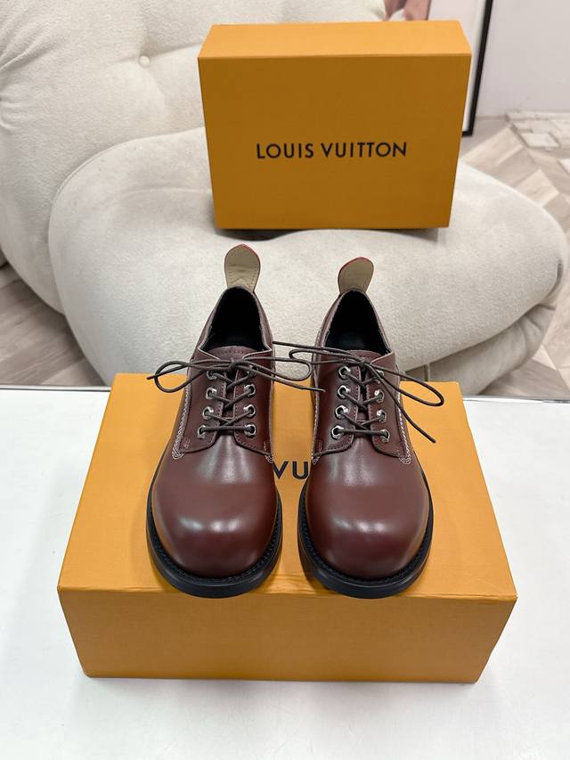 25Ss早秋新款Louis Vuiteeon Lv Bubble 系带鞋男士厚底小皮鞋 Lv Bubble 系带鞋取材光滑牛皮革，巧妙诠释Pharrell Wi