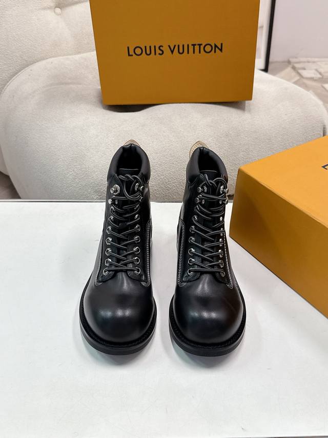 25Ss早秋新款Louis Vuiteeon Lv Bubble 系带鞋男士厚底小皮鞋马丁靴 Lv Bubble 系带鞋取材光滑牛皮革，巧妙诠释Pharrell