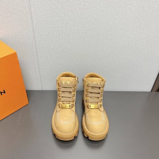 情侣 L*V驴家 Vs秋冬最新款短靴系列 厚底拉链短靴 重工打造，法国代购原版回来，历经数月全部私模打造，确保所有用料、材质、制作工艺与原版一致！ 面料:原版定