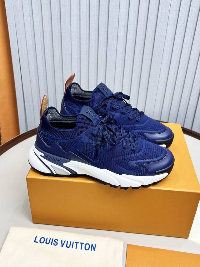 Lv路易威登 L家驴牌Runner Tatic系列 厚底 休闲 运动鞋 跑鞋 原版购入开发 做货 本款 Lv Runner Tatic 运动鞋融合飞织面料材质，