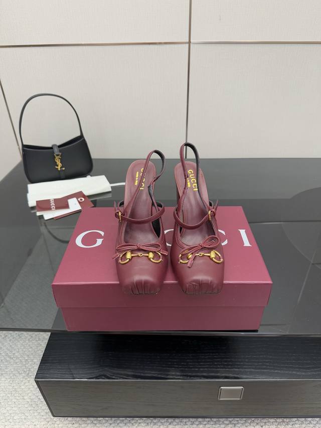 Gucci 粗跟马衔扣高跟芭蕾舞凉鞋 作为Gucci设计传承的杰出代表，Jordaan系列饰马衔扣乐福鞋生动彰显经典优雅格调。这款鞋履采用品牌标志性字母图案帆布