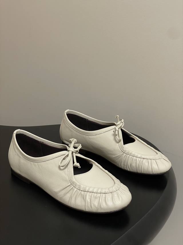Hereu｜西班牙小众品牌 早秋新款系带镂空平底芭蕾鞋褶皱蝴蝶结圆头玛丽珍平底乐福鞋 简洁大方。鞋头部分微微上翘，线条流畅自然，既美观又能减少行走时鞋头与地面的