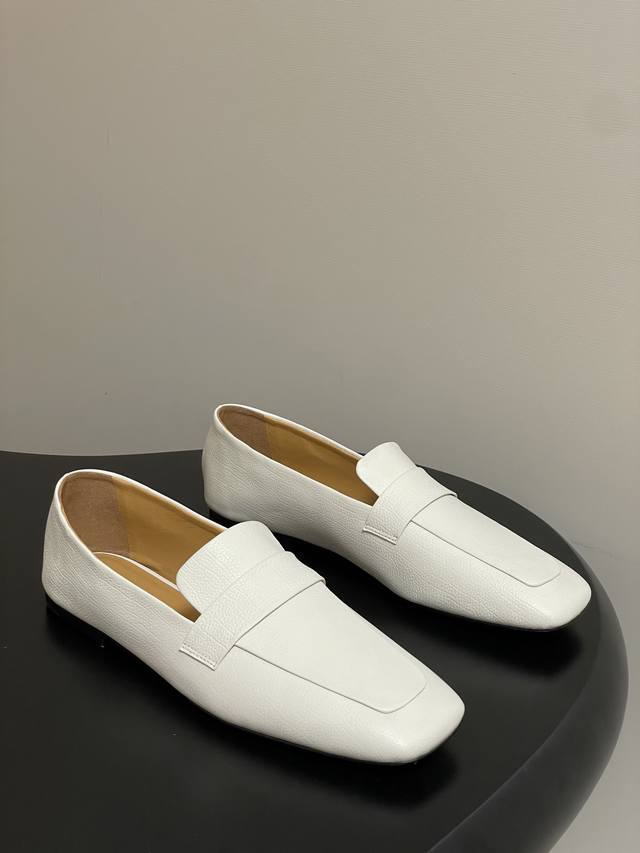 The Row 25Ss早秋新款 Tr方头浅口穆勒牛皮单鞋极简风平底乐福鞋 说到极简风格，Row家的设计总是让人信赖，简单又舒适，不管你怎么搭，都能穿出那种不经