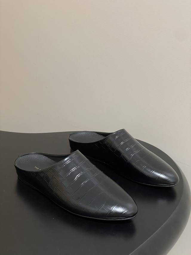 The Row 25Ss早秋新款 Tr罗马穆勒半拖鞋极简风石头纹休闲平底拖鞋 第一眼看到这个鞋子就爱上了，带点复古味随性搭配性感迷人好看！一贯极简风格，没有任何