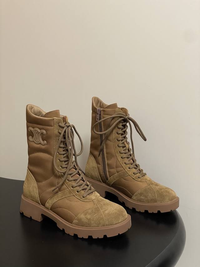 25Fw秋冬新款 Celine 赛琳 凯旋门复古厚底马丁靴短靴侧拉链机车风短靴 当英伦硬朗邂逅巴黎优雅，这双马丁靴以复古之形 写就当代格调。侧面Triomphe