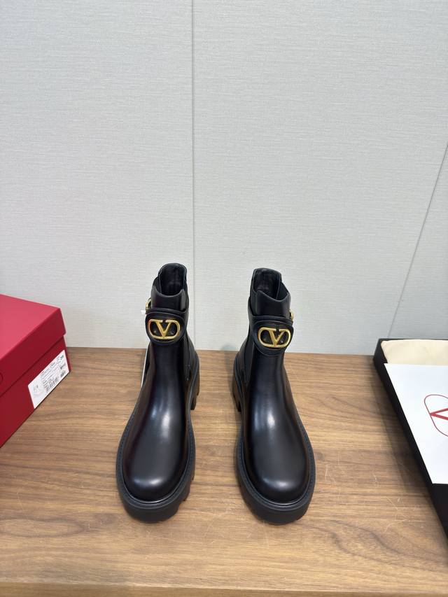 华伦天奴V扣切尔西短靴 经典的华伦天奴马钉靴也太好看了 特别有质感的五金衬托出满满的高级感， 上脚后惊呆的美超级显脚瘦！ 新一季不负期待！值得入手 绝对感性，优