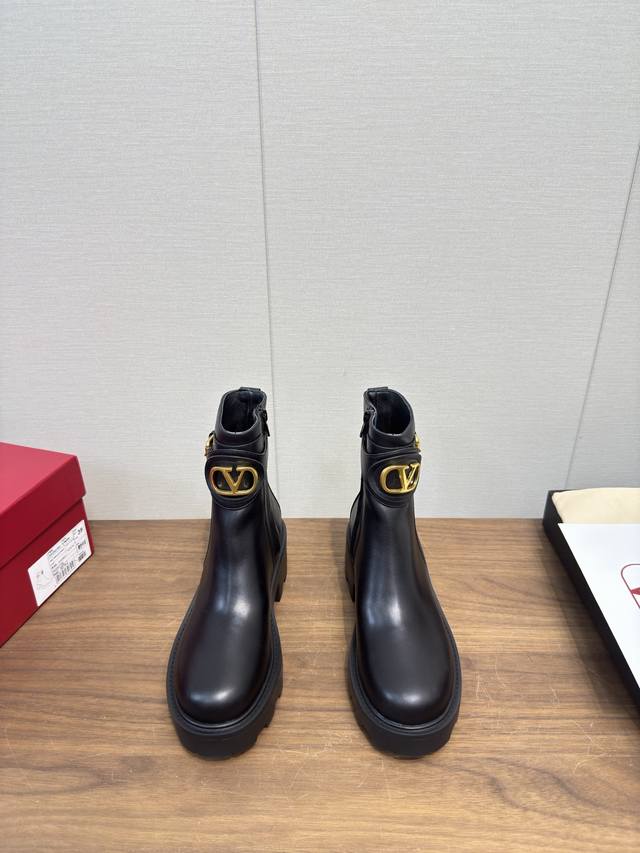 华伦天奴V扣切尔西短靴 经典的华伦天奴马钉靴也太好看了 特别有质感的五金衬托出满满的高级感， 上脚后惊呆的美超级显脚瘦！ 新一季不负期待！值得入手 绝对感性，优