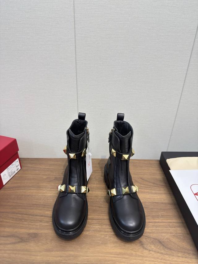 华伦天奴V扣切尔西短靴 经典的华伦天奴马钉靴也太好看了 特别有质感的五金衬托出满满的高级感， 上脚后惊呆的美超级显脚瘦！ 新一季不负期待！值得入手 绝对感性，优