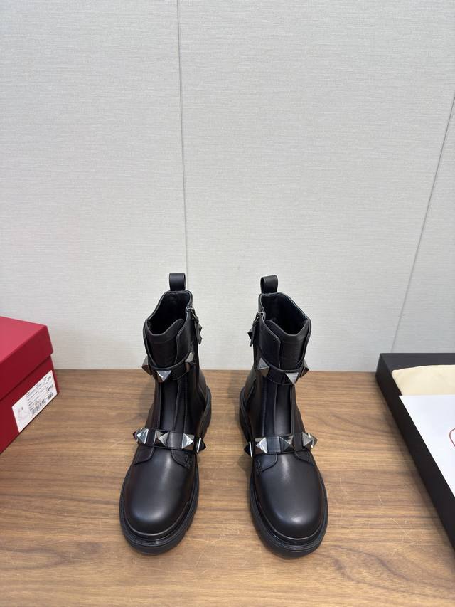 华伦天奴V扣切尔西短靴 经典的华伦天奴马钉靴也太好看了 特别有质感的五金衬托出满满的高级感， 上脚后惊呆的美超级显脚瘦！ 新一季不负期待！值得入手 绝对感性，优