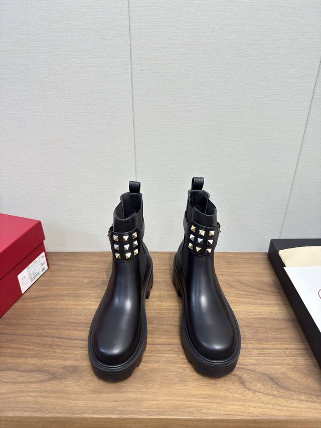 华伦天奴V扣切尔西短靴 经典的华伦天奴马钉靴也太好看了 特别有质感的五金衬托出满满的高级感， 上脚后惊呆的美超级显脚瘦！ 新一季不负期待！值得入手 绝对感性，优