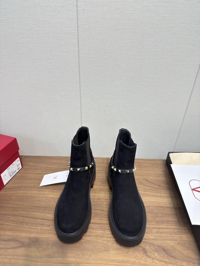华伦天奴V扣切尔西短靴 经典的华伦天奴马钉靴也太好看了 特别有质感的五金衬托出满满的高级感， 上脚后惊呆的美超级显脚瘦！ 新一季不负期待！值得入手 绝对感性，优