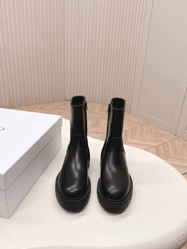 出 The Row 2025秋冬靴新款马丁靴短靴 经典简约帅气百搭～鞋形超好，好穿到飞起！轻盈不笨重！增高 轻松拥有大长腿！显腿瘦绝绝子~大香了～拉链设计 方便