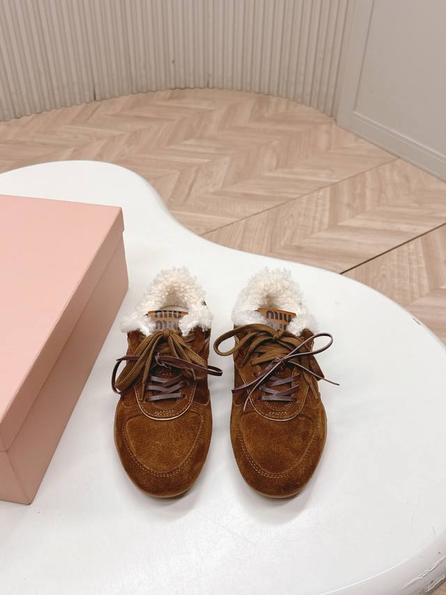 出羊毛里 Miumiu缪缪最新款美式复古风老休闲德训鞋 ~ 颜值担当火爆款运动鞋 不得不入的一款～做旧时尚，简约高级 随意搭配上脚非常舒适，年度必入款 最新走秀