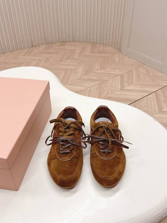 出皮里 羊毛里 Miumiu缪缪最新款美式复古风老休闲德训鞋 ~ 颜值担当火爆款运动鞋 不得不入的一款～做旧时尚，简约高级 随意搭配上脚非常舒适，年度必入款 最