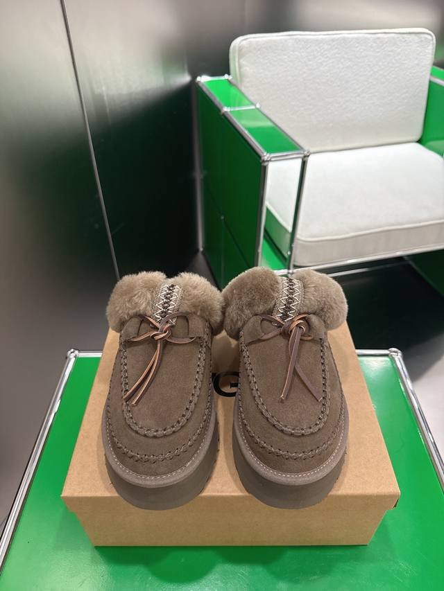 K010 Ugg 2025Ss最新冬款半拖 非常火爆的网红款帅到爆 女神出门必备神器、上脚舒适透气百搭别具时髦风格③半拖 面料：牛皮。内里：进口羊毛，泡沫底码数