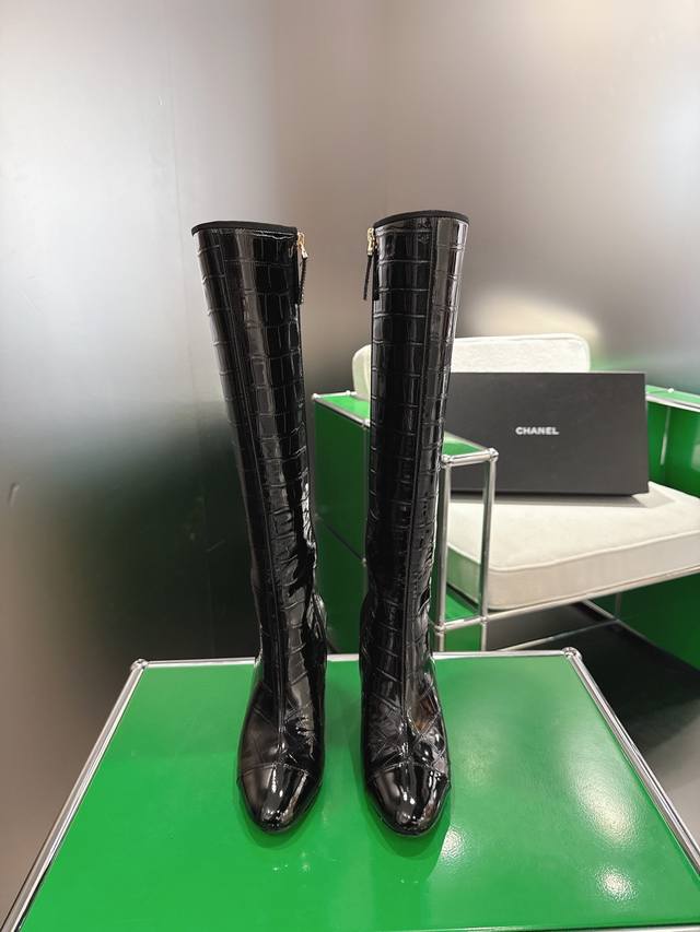 K044L 香奈儿2025新款秋冬高跟长靴 精致电渡字母跟靴口开模点钻小标15高靴 面；进口石头纹小牛油 内里；丝绸羊皮 垫脚；丝绸羊皮 大底；意大利真皮 跟高