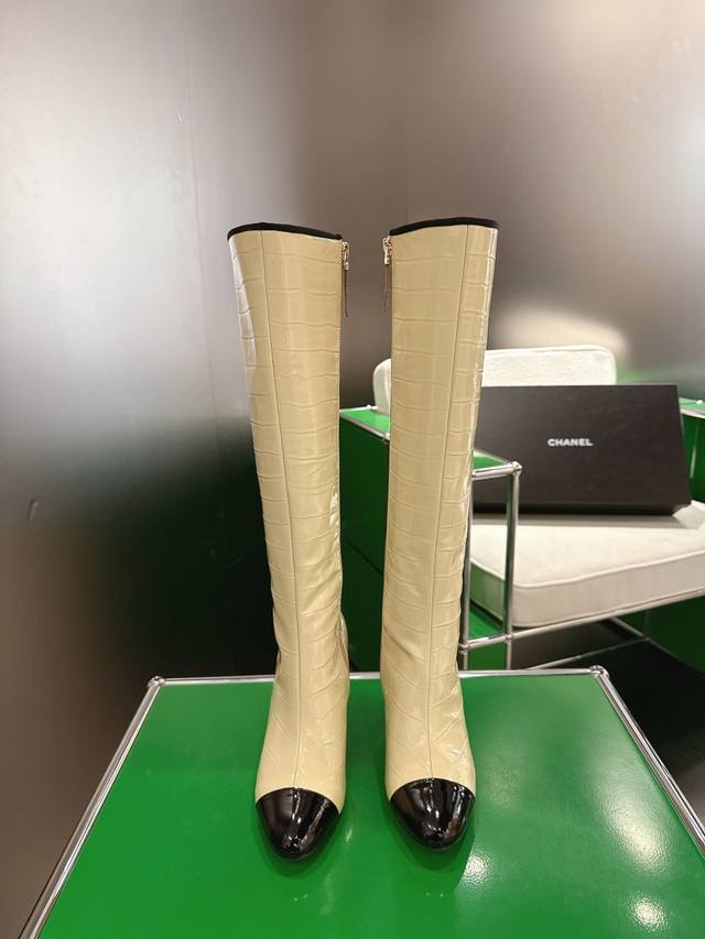 K044L 香奈儿2025新款秋冬高跟长靴 精致电渡字母跟靴口开模点钻小标15高靴 面；进口石头纹小牛油 内里；丝绸羊皮 垫脚；丝绸羊皮 大底；意大利真皮 跟高