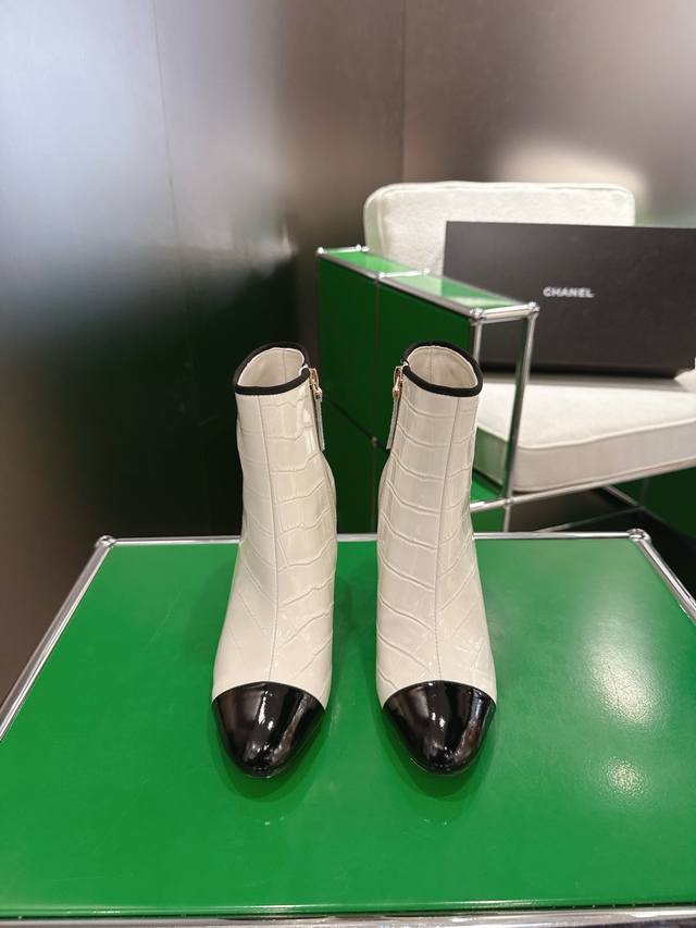 K044L 香奈儿2025新款秋冬高跟短靴 精致电渡字母跟靴口开模点钻小标15高靴 面；进口石头纹小牛油 内里；丝绸羊皮 垫脚；丝绸羊皮 大底；意大利真皮 跟高