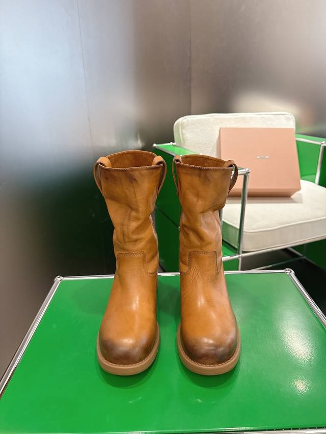 K018Miumiu 2026春夏走秀款堆堆靴 一脚蹬短靴 靴筒自然褶皱，慵懒随性，半内里设计轻薄不臃肿，秋冬穿搭氛围感满分。 鞋垫柔软，长时间穿也很舒适，Ci