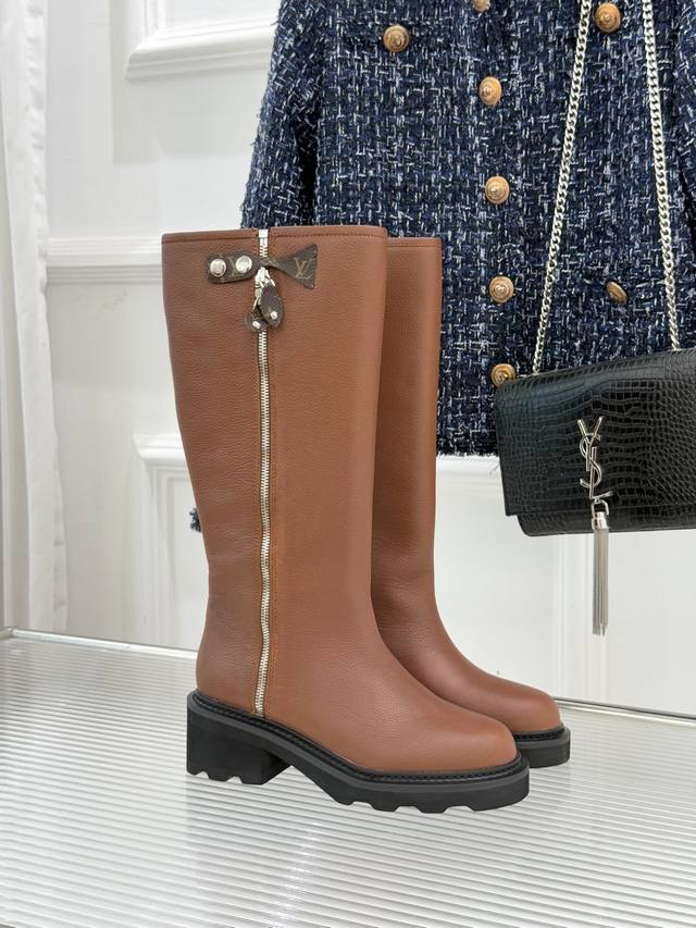 厂价 驴牌25Wf秋冬新品侧拉链厚底骑士靴 当骑士靴的飒爽基因邂逅Lv的奢华美学 这双厚底长靴便以“力量感优雅”破局 将经典靴型重塑为当代女性的风格铠甲。 自带