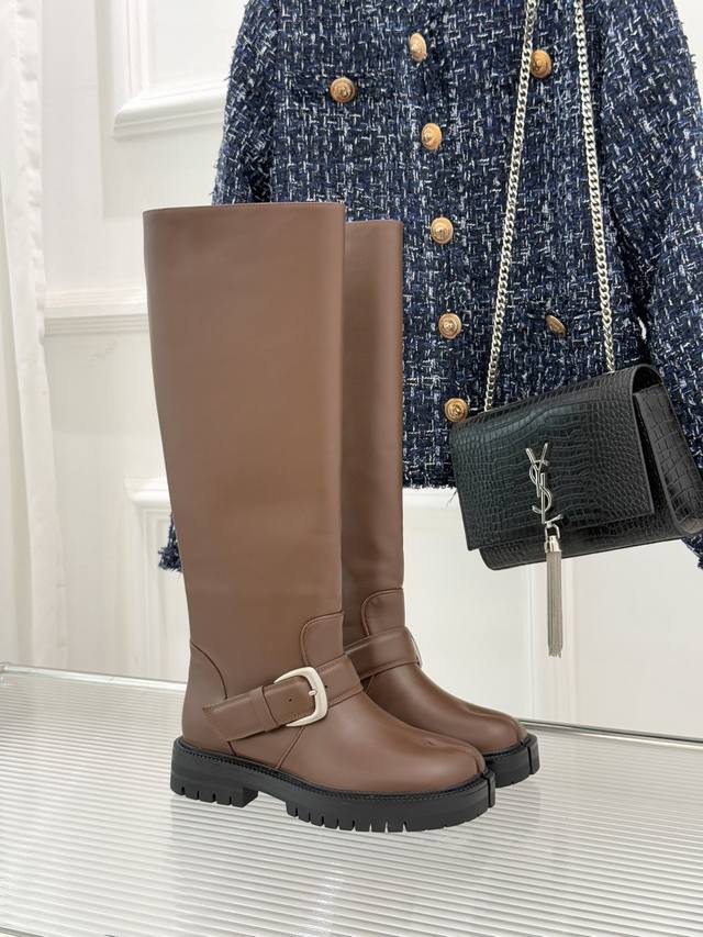 厂价P短靴 长靴 Maisonmargiela Mm6经典复古皮带扣 分趾靴系列 当15世纪日本 足袋 的东方基因， 邂逅中世纪哥特式的暗黑美学， 在传承中完成