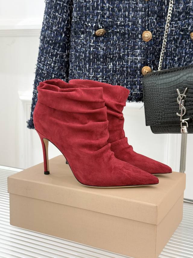 厂价 Gianvito Rossi 25Wf新品复古褶皱 高跟短靴 将意式匠心注入这双复古褶皱高跟短靴 让随性褶皱与优雅高跟碰撞出独特火花。 品牌标志性的高跟设