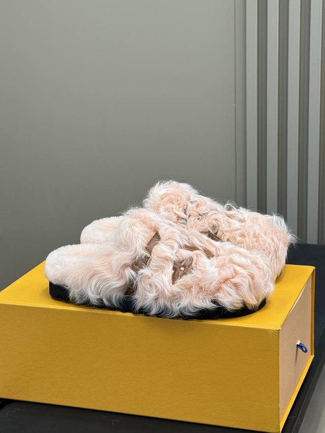 Lv 托斯卡纳羊毛半拖 带点松弛凌乱中带点精致时髦气息，给精致女孩的秋冬时髦单品！ 鞋面托卡羊毛，垫脚皮毛一体 温暖时髦，好看极了 Size 35-42 40.