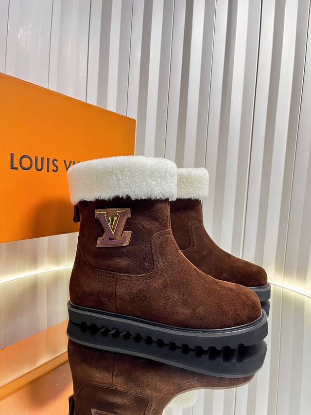 顶级版本Lv秋冬新品羊毛短靴，进口皮毛一体羔羊毛，原版五金拼皮大Logo，超美！ 鞋面材质是比较厚实的丝光牛反绒 老花，内里羊羔毛，真皮沿条，鞋底原版定制A级胶