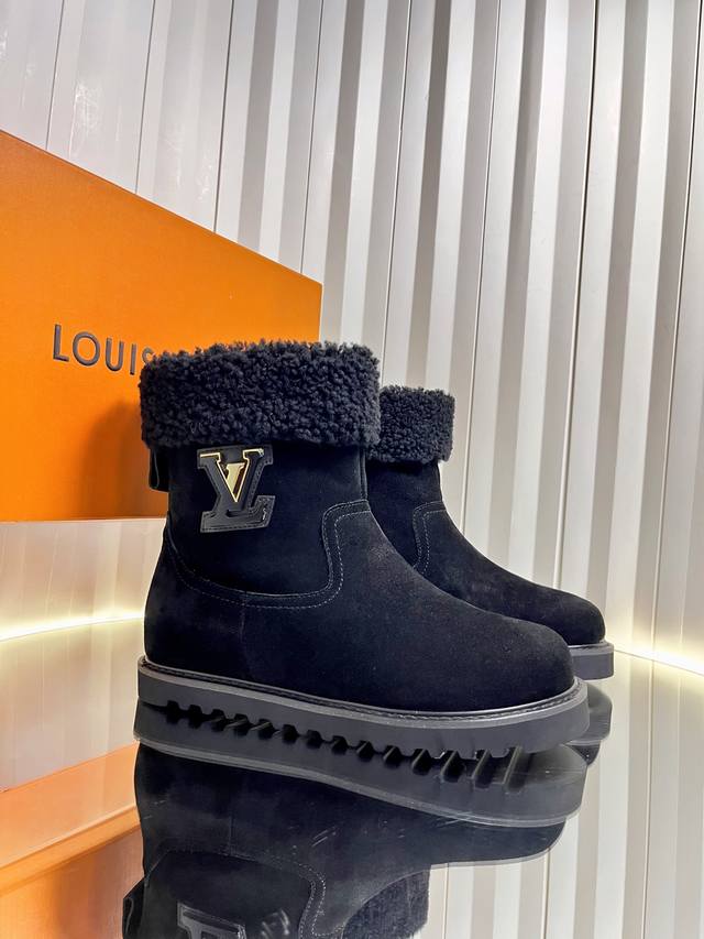 顶级版本Lv秋冬新品羊毛短靴，进口皮毛一体羔羊毛，原版五金拼皮大Logo，超美！ 鞋面材质是比较厚实的丝光牛反绒 老花，内里羊羔毛，真皮沿条，鞋底原版定制A级胶