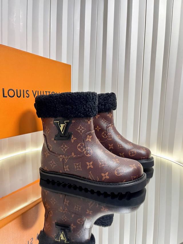 顶级版本Lv秋冬新品羊毛短靴，进口皮毛一体羔羊毛，原版五金拼皮大Logo，超美！ 鞋面材质是比较厚实的丝光牛反绒 老花，内里羊羔毛，真皮沿条，鞋底原版定制A级胶