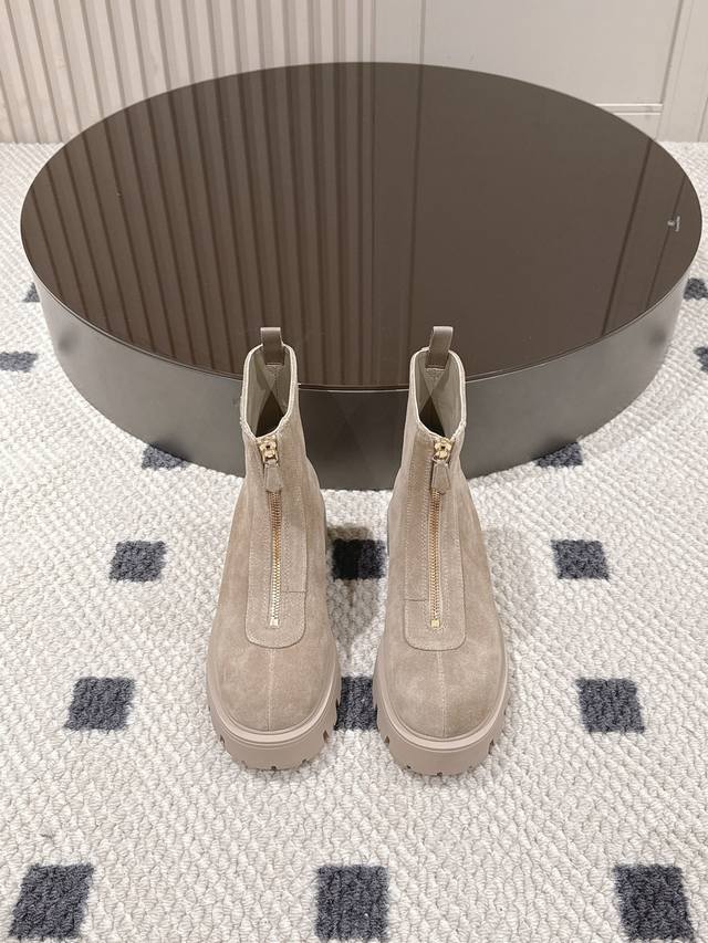 Prada普拉达 2025新款厚底5Cm靴子必须安利一波！ 经典三角标点缀，彰显独特的品牌格调。拉链设计不仅增添了酷感，穿脱也超方便。麂皮材质质感满满， 三个颜