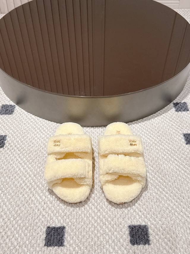 Miu Miu羊毛拖，行走的温柔云朵～蓬松羊毛裹住双脚，软到心尖儿，秋冬凉意瞬间被隔绝。简约又带点精致感，宅家时慵懒自在，搭配小裙裙出街也很吸睛，让每一步都像踩